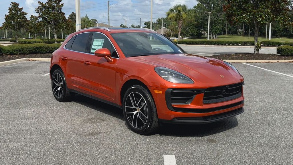 2025 Porsche Macan Base photo 2