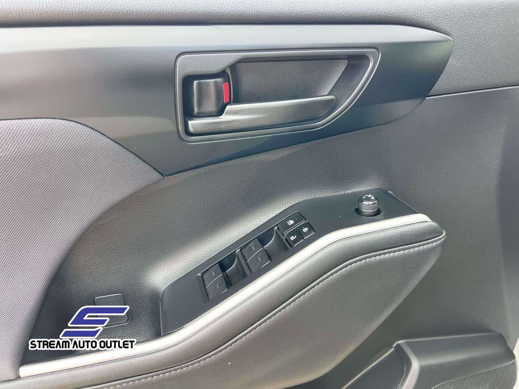 2023 Toyota Highlander LE photo 15