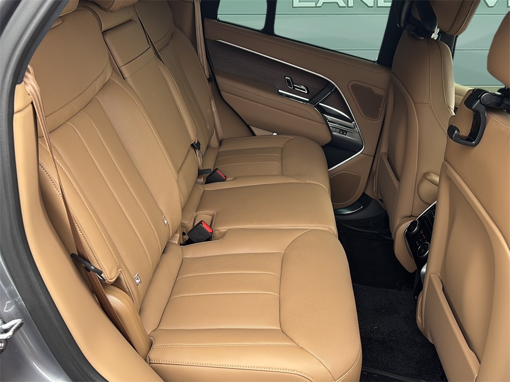 2025 Land Rover Range Rover SE photo 12