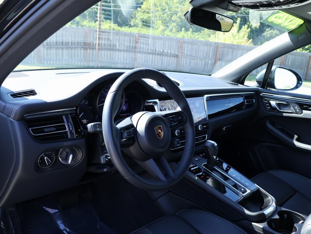 2025 Porsche Macan T photo 3