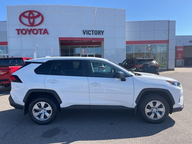 2022 Toyota RAV4 LE photo 3