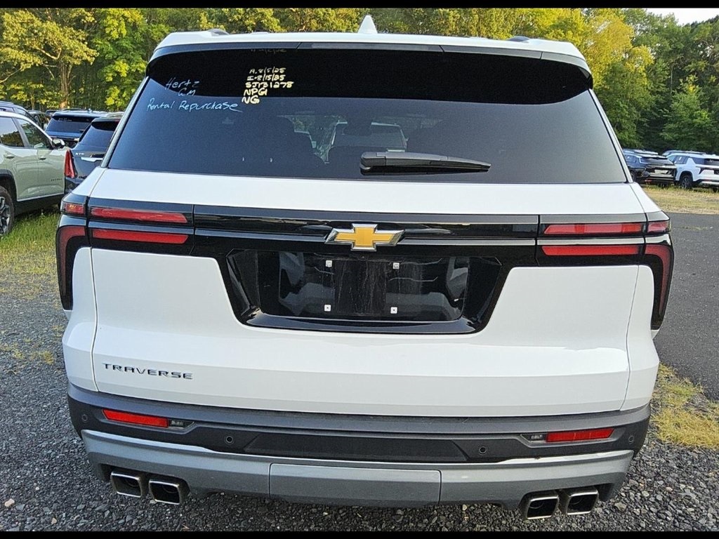 2025 Chevrolet Traverse photo 3