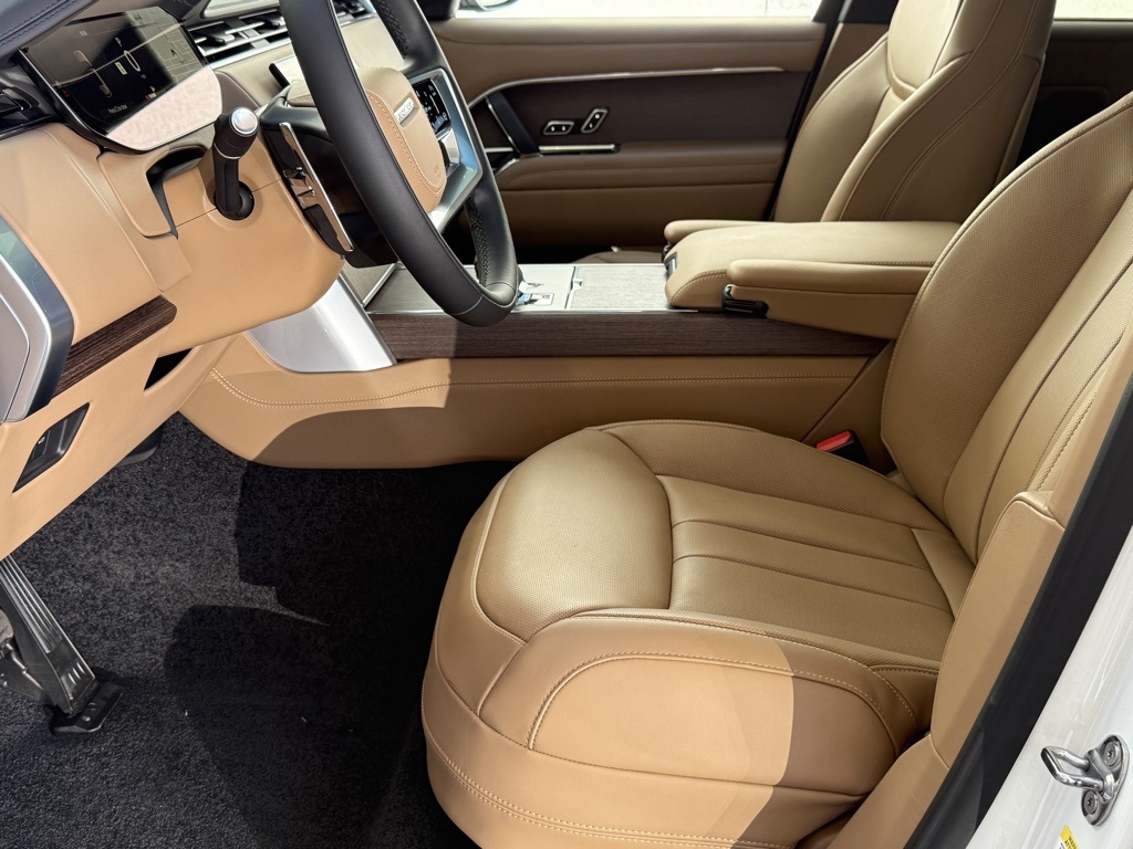 2025 Land Rover Range Rover SE photo 4