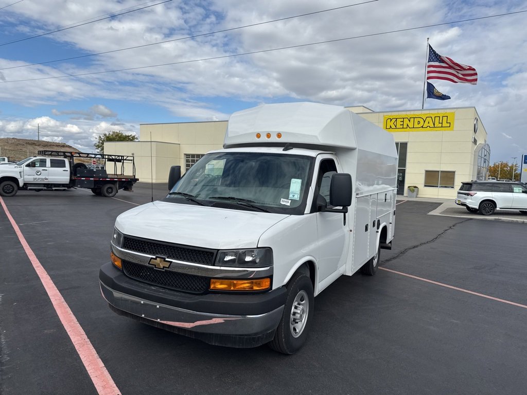 2024 Chevrolet Express Cutaway Base's photo