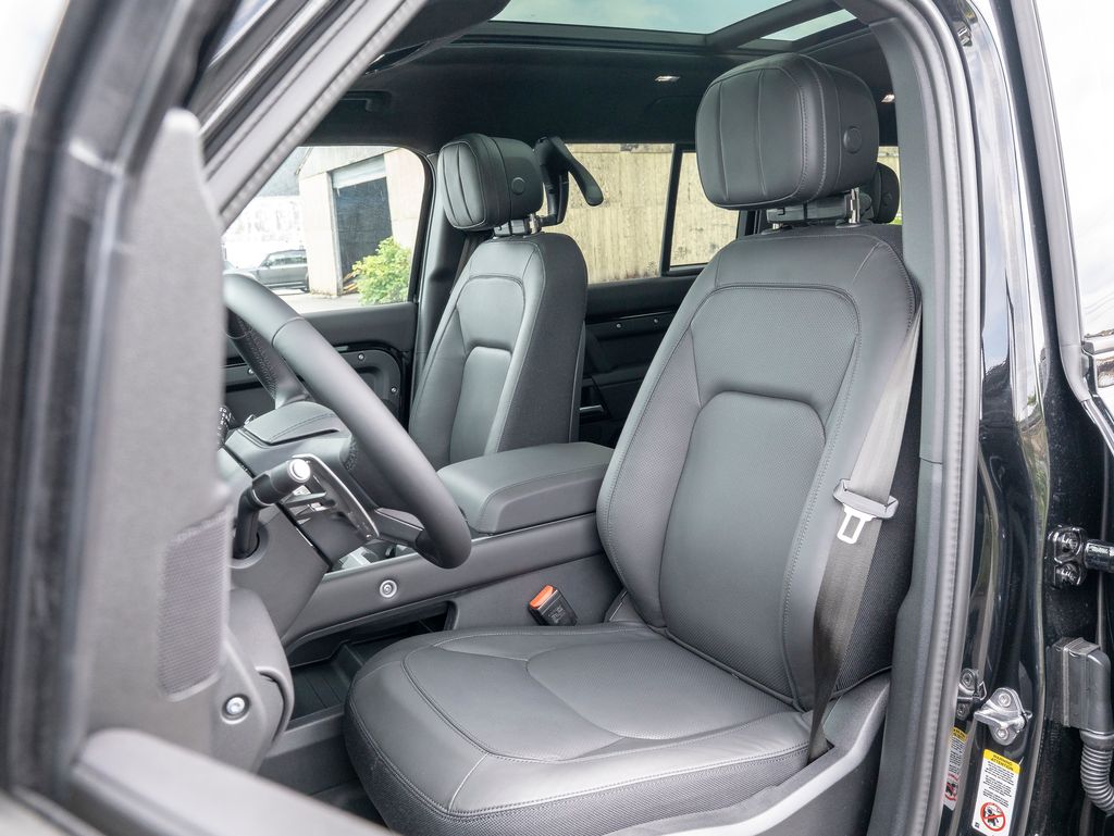 2025 Land Rover Defender 130 V8 photo 18