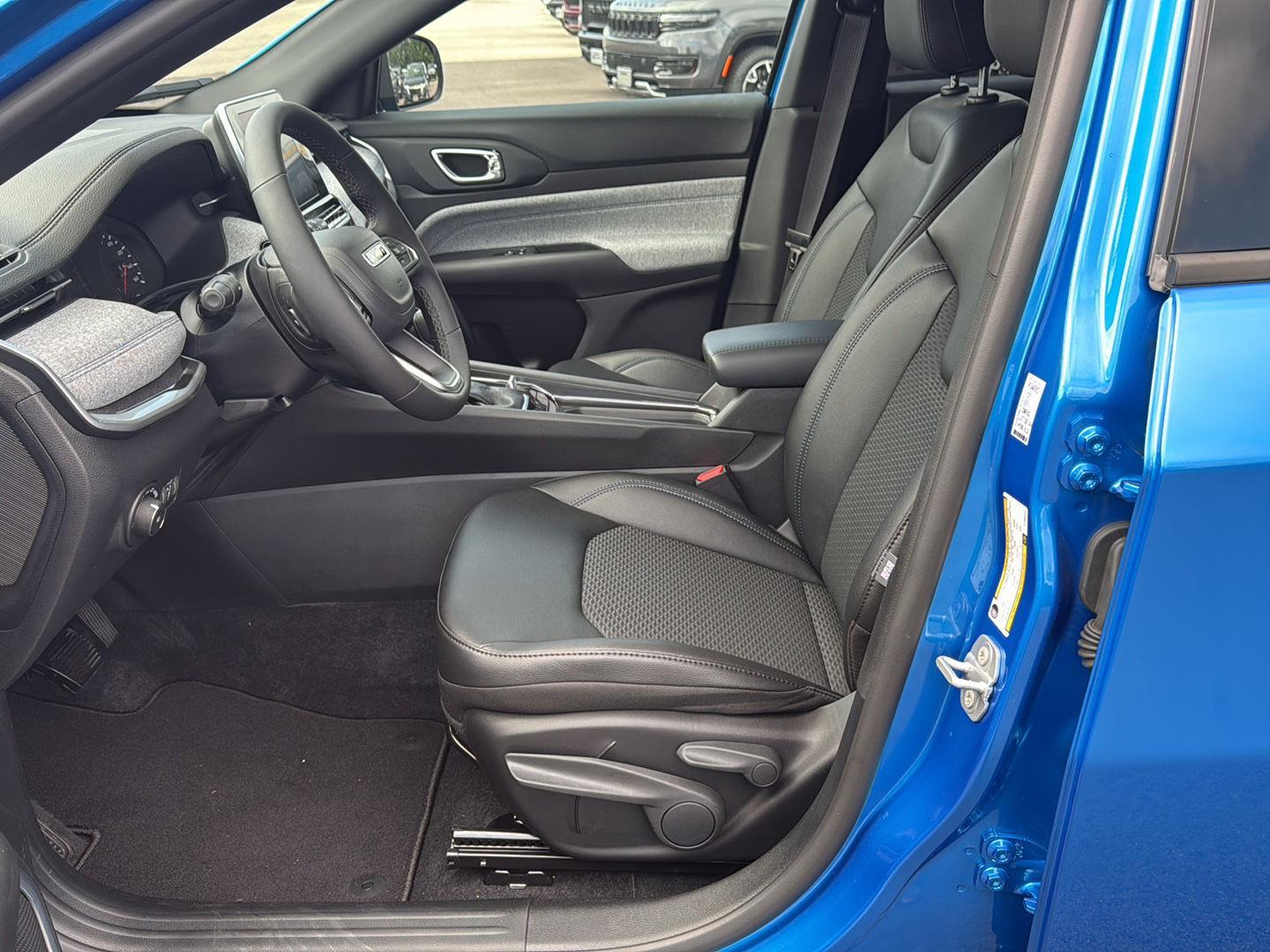 2025 Jeep Compass Latitude photo 8