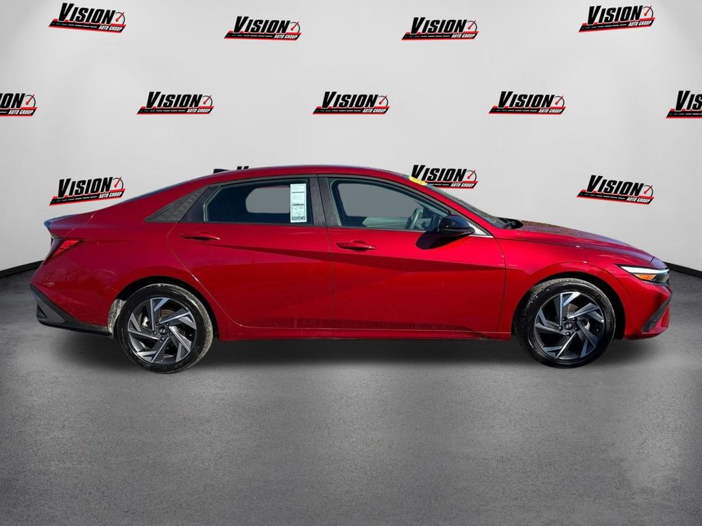 2025 Hyundai Elantra SEL Sport photo 4