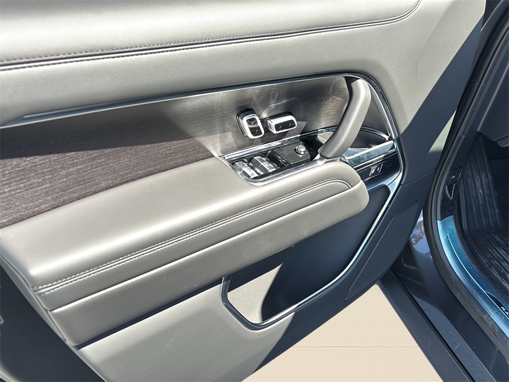 2025 Land Rover Range Rover SE photo 15