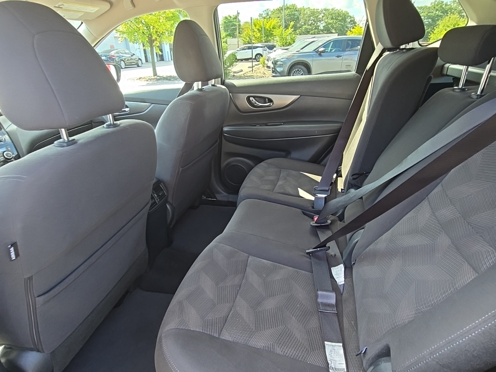 2016 Nissan Rogue SV photo 6