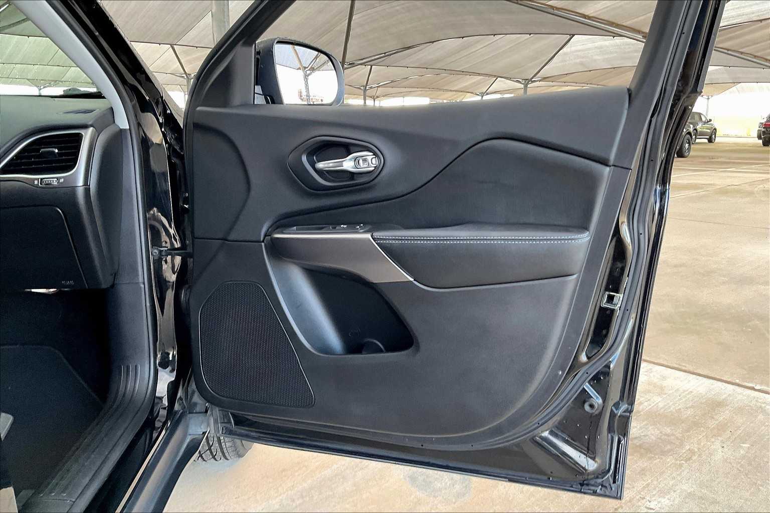 2019 Jeep Cherokee Latitude photo 19