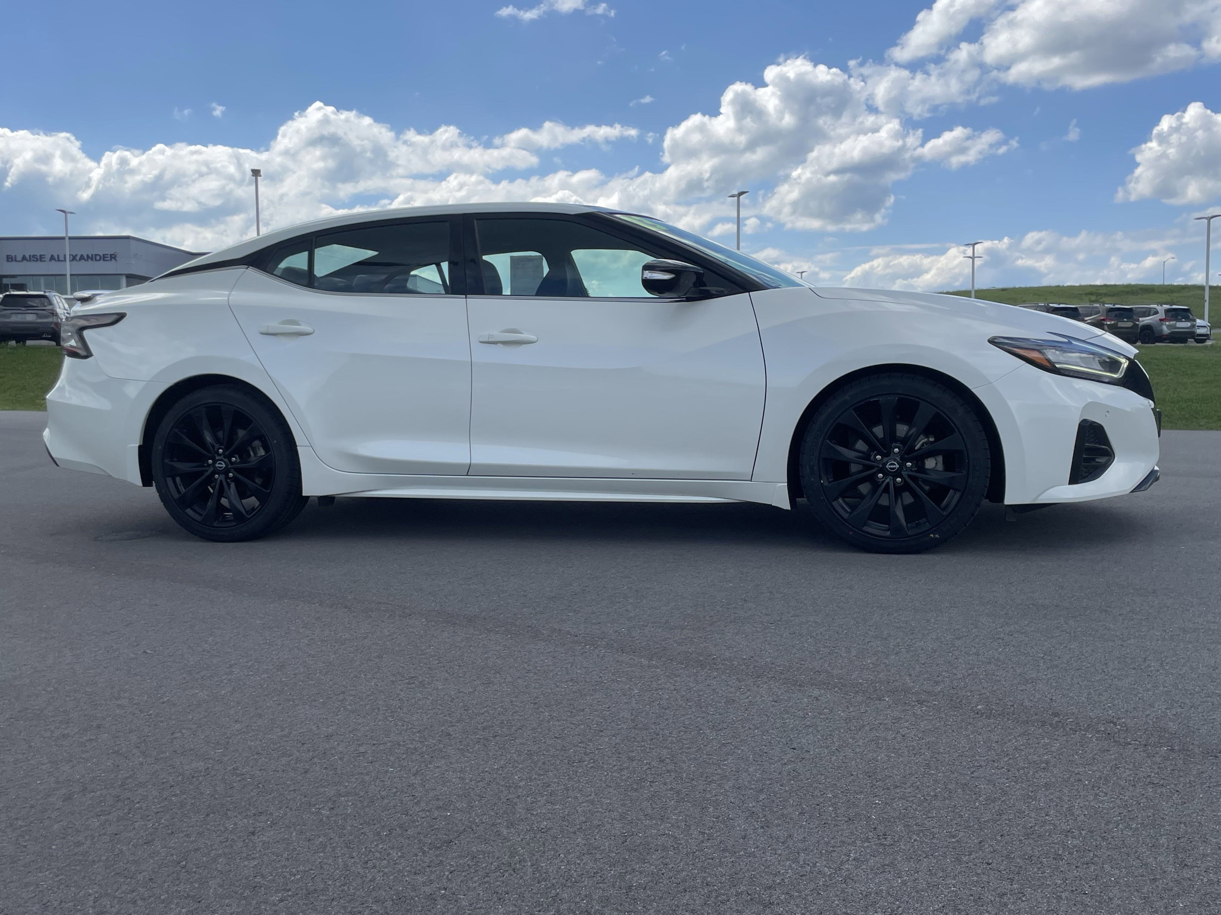 2023 Nissan Maxima SR photo 2