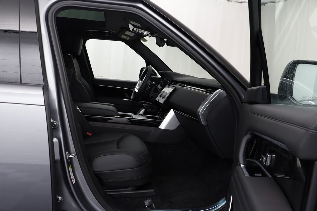 2025 Land Rover Range Rover SE photo 16