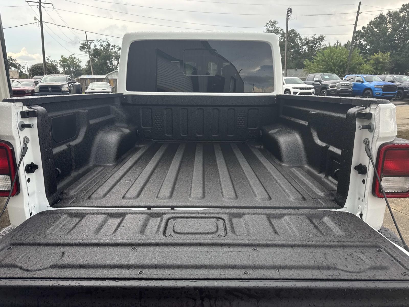 2025 Jeep Gladiator Sport photo 3