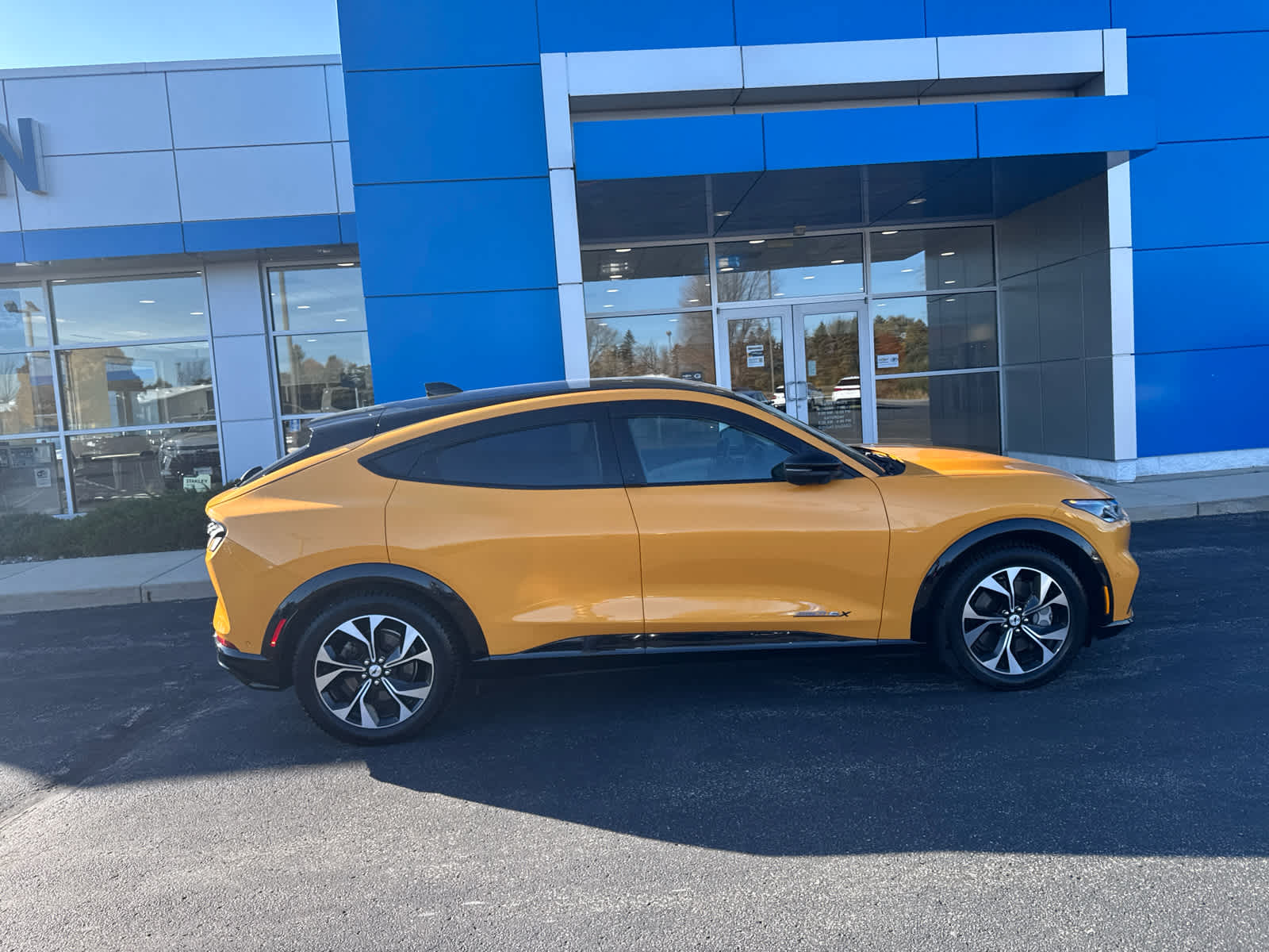 2022 Ford Mustang Mach-E Premium photo 3