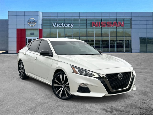 2022 Nissan Altima SR's photo