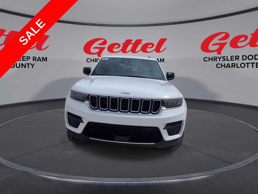 2025 Jeep Grand Cherokee Laredo Altitude photo 3