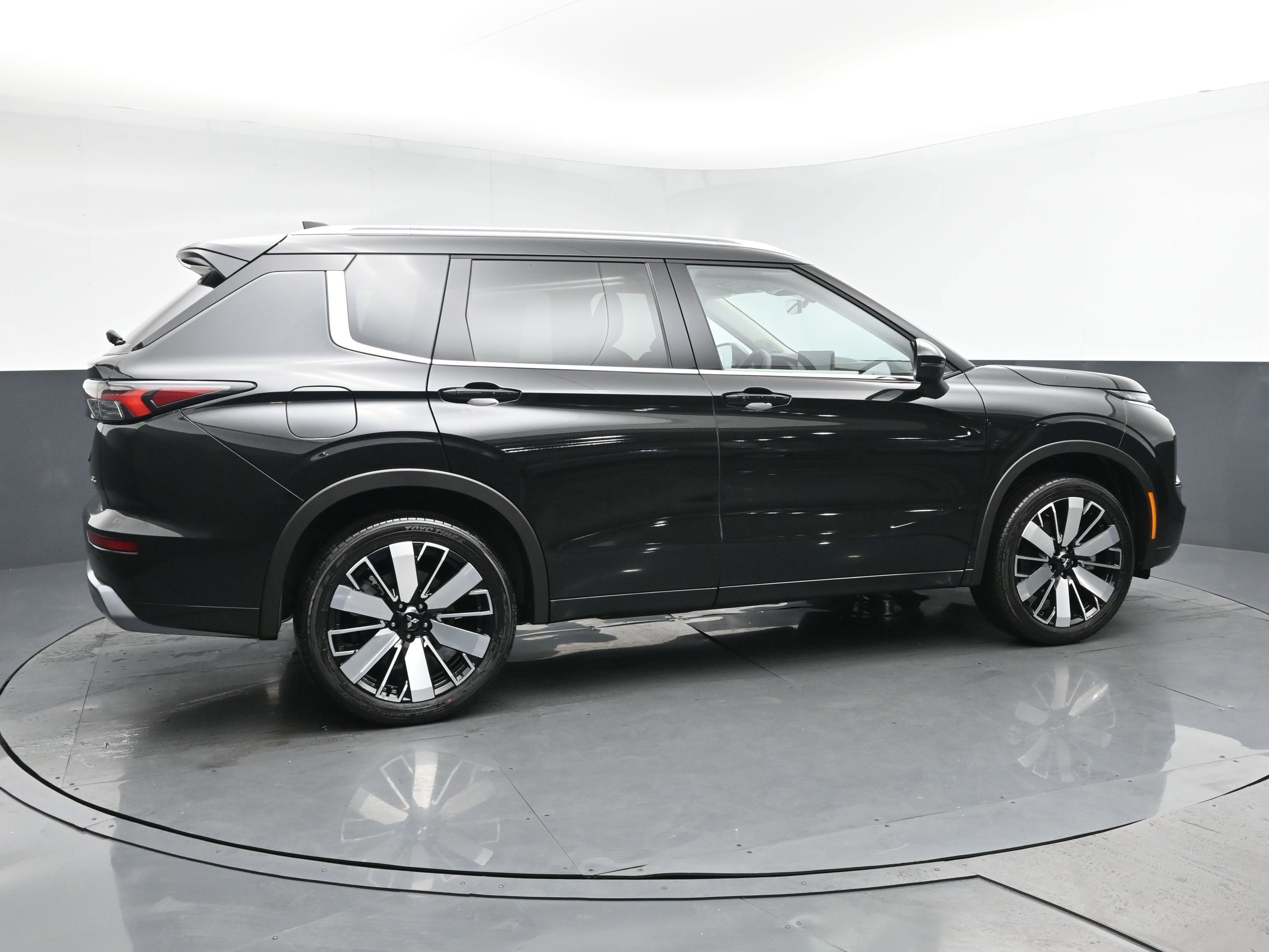 2025 Mitsubishi Outlander SEL GT photo 3