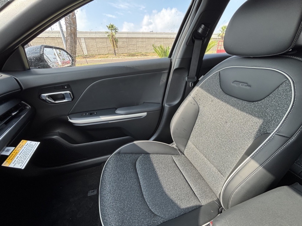 2025 Kia K4 GT-Line photo 12