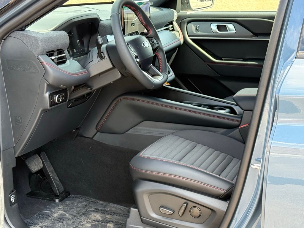 2025 Ford Explorer ST-Line photo 7