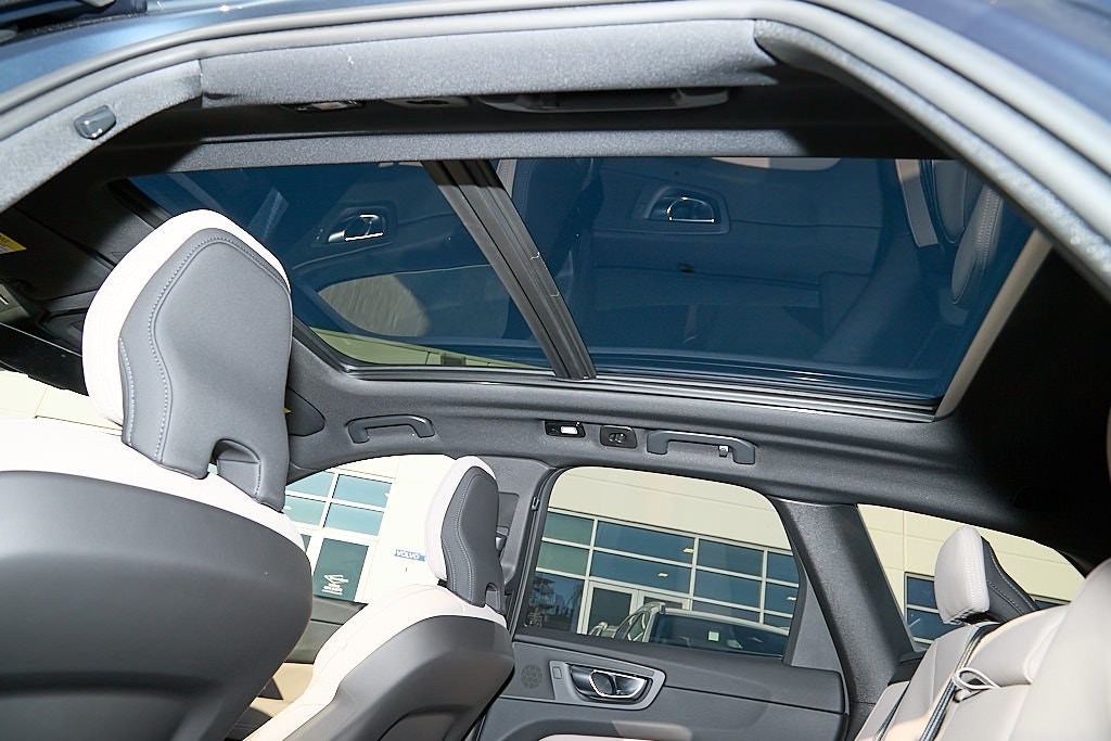 2026 VOLVO XC60 - Image 19