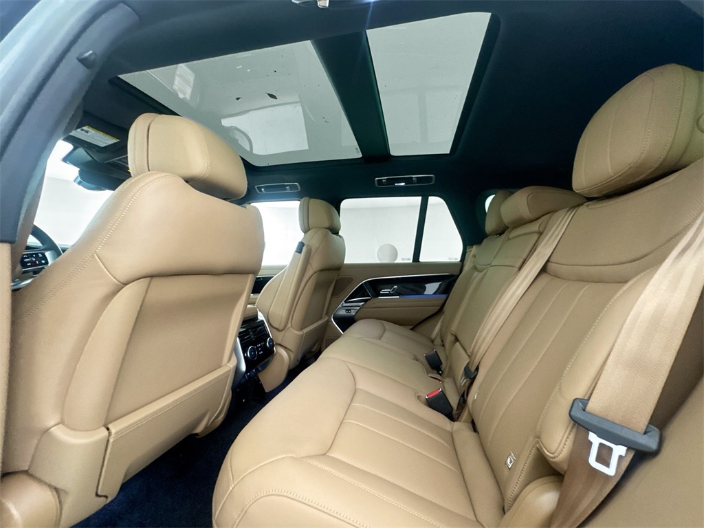 2025 Land Rover Range Rover SE photo 18
