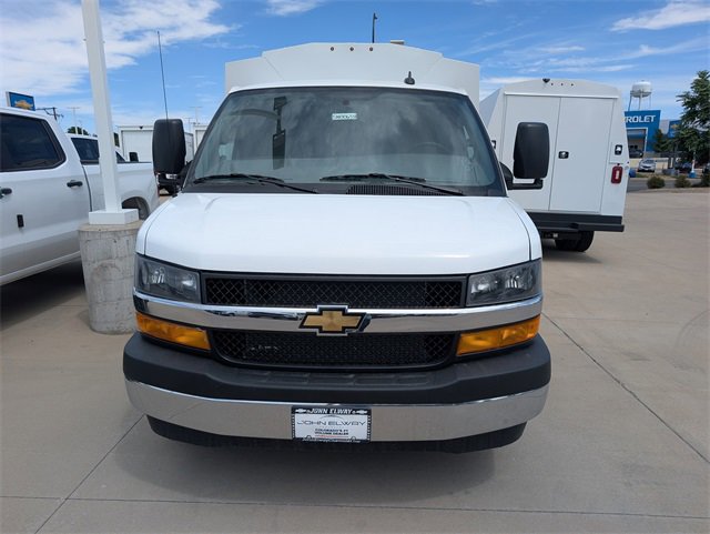2025 Chevrolet Express Cutaway 3500 photo 2