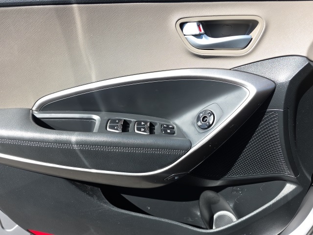 2017 Hyundai Santa Fe SE photo 8