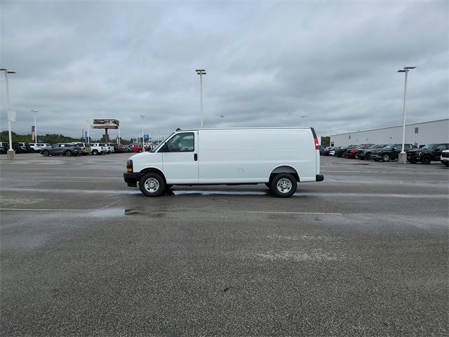 2025 Chevrolet Express Cargo 3500 photo 3