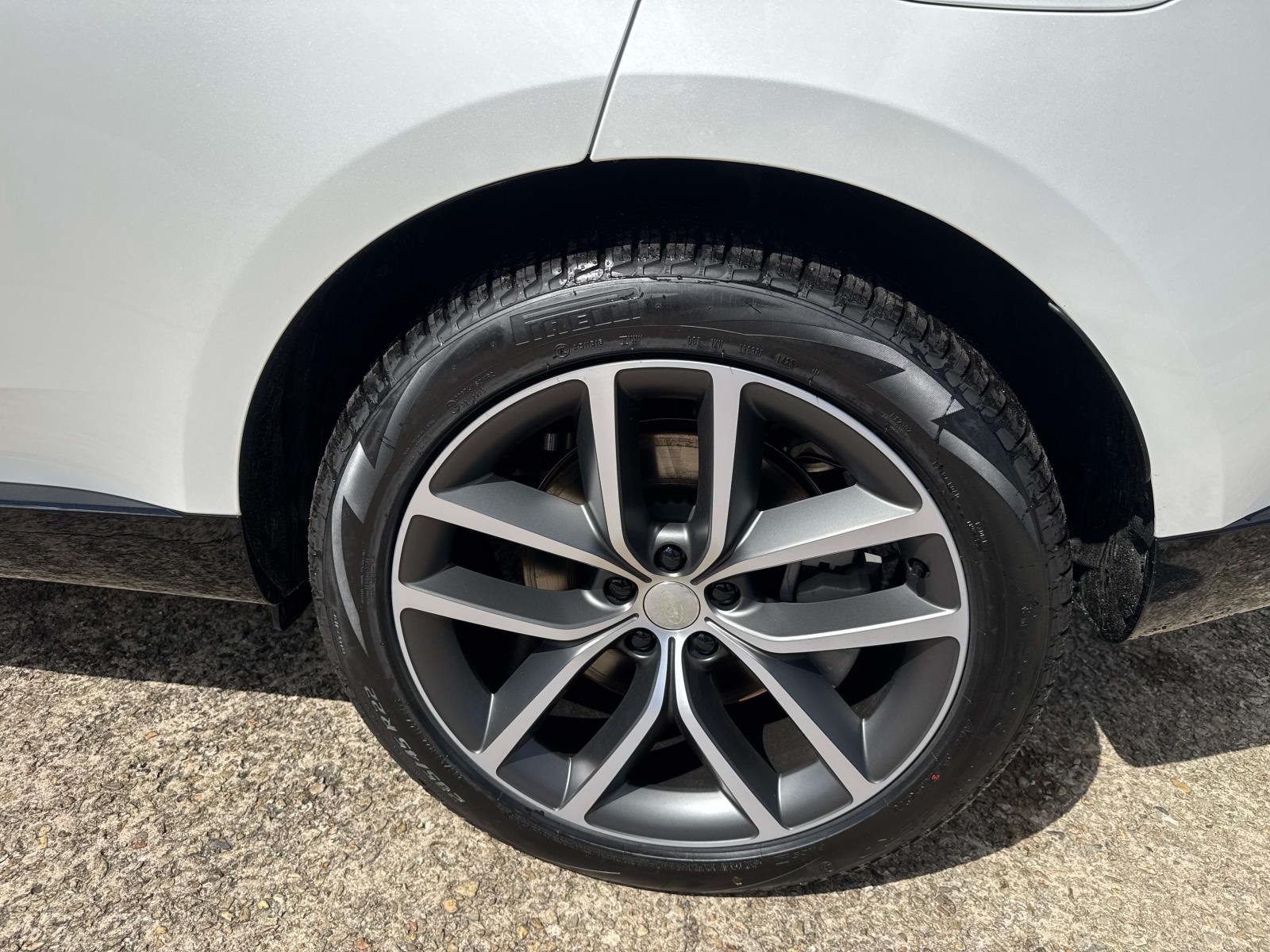 2025 Land Rover Range Rover SE photo 3