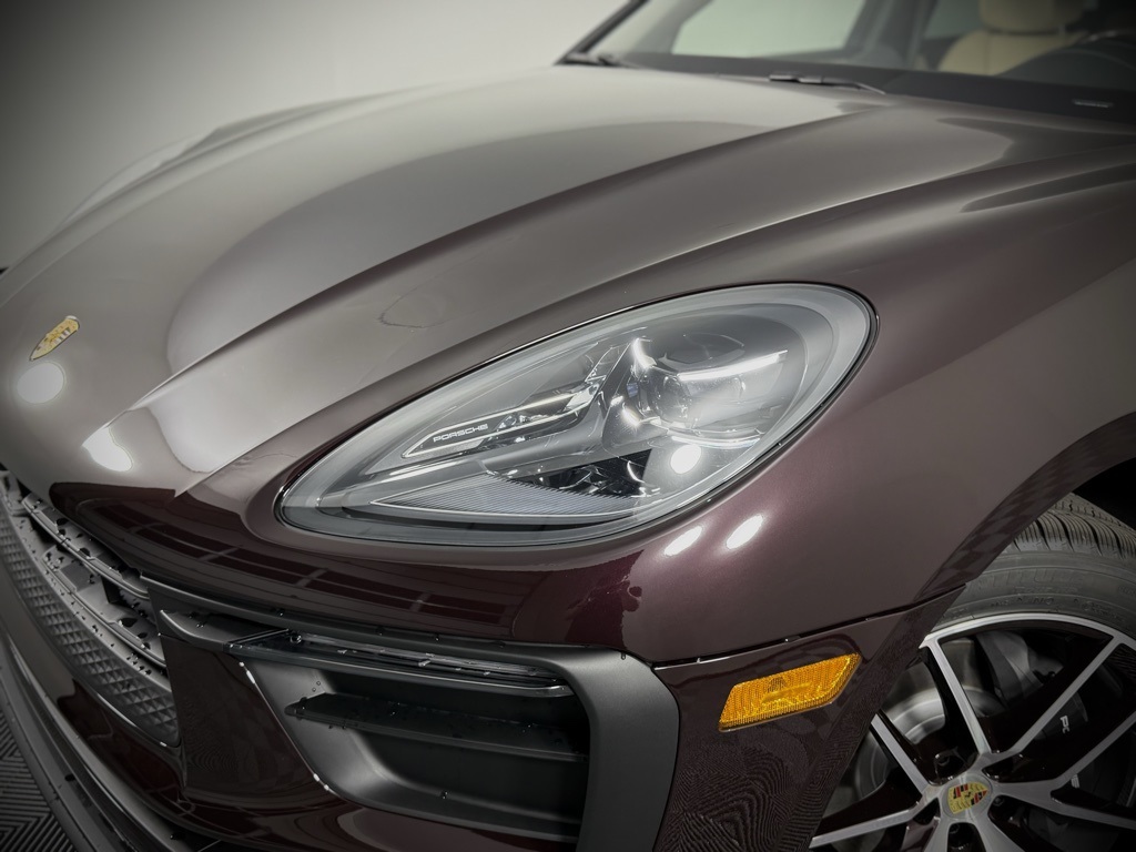 2025 Porsche Macan T photo 10
