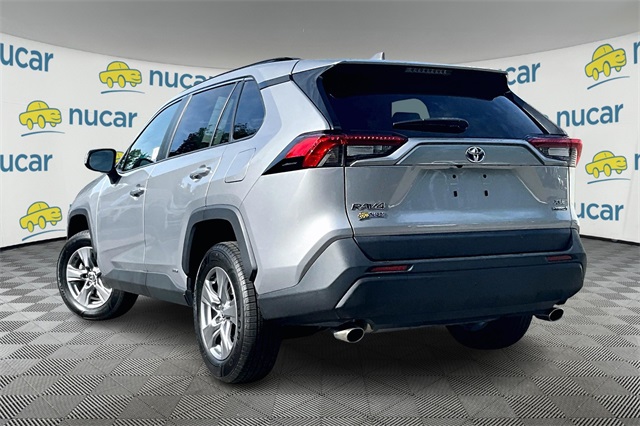 2022 Toyota RAV4 Hybrid XLE photo 2