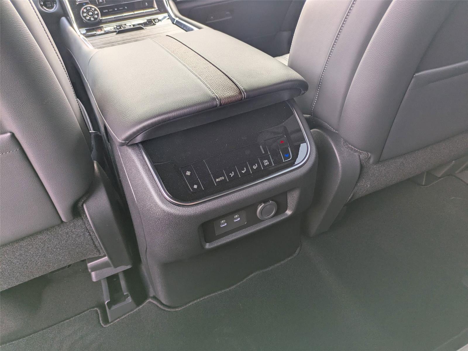 2025 Nissan Armada SL photo 28