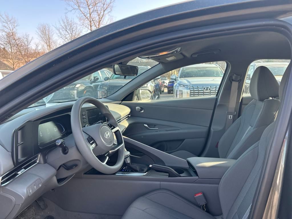 2024 Hyundai Elantra SE photo 9