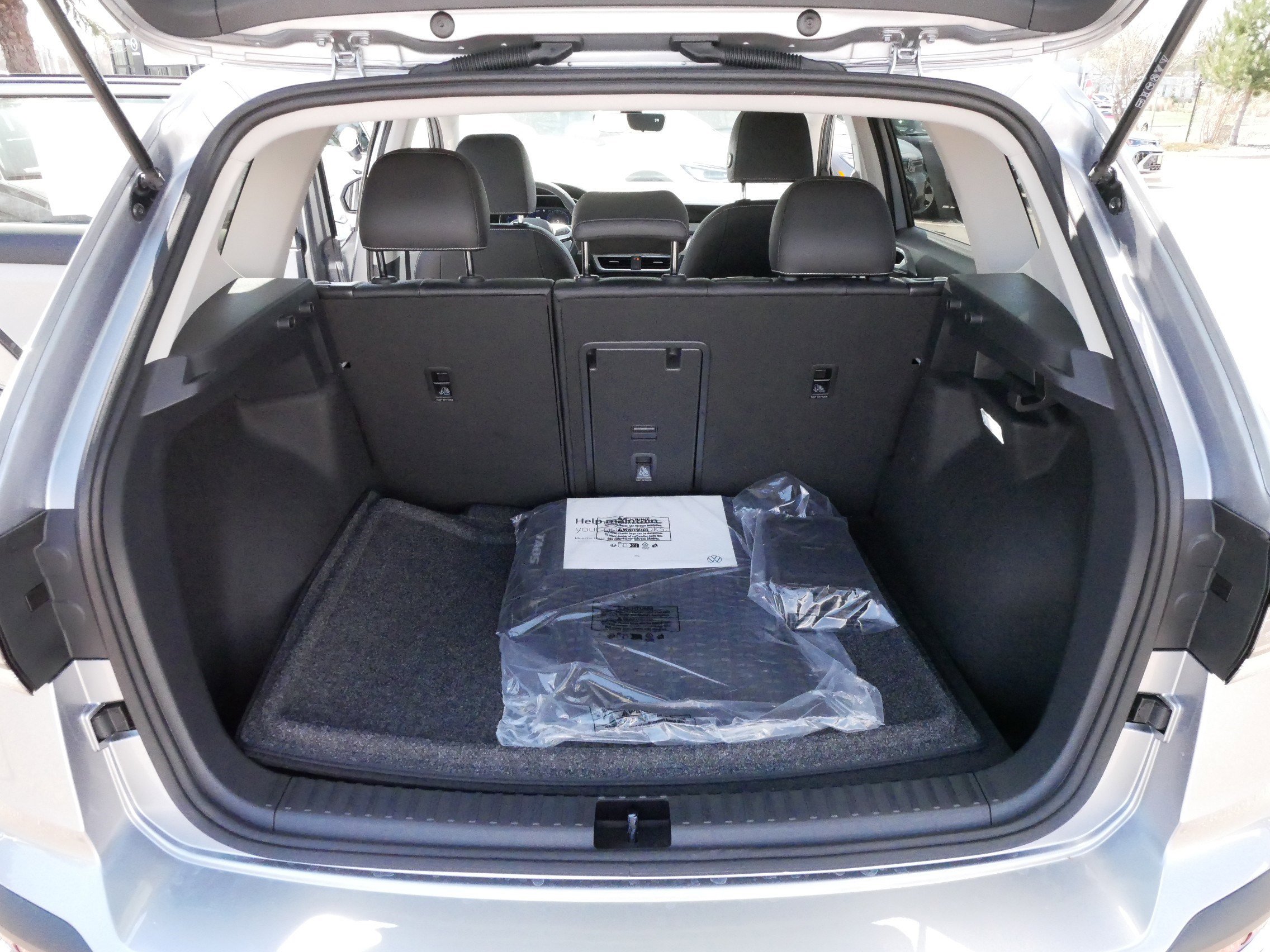 2025 Volkswagen Taos SEL photo 3