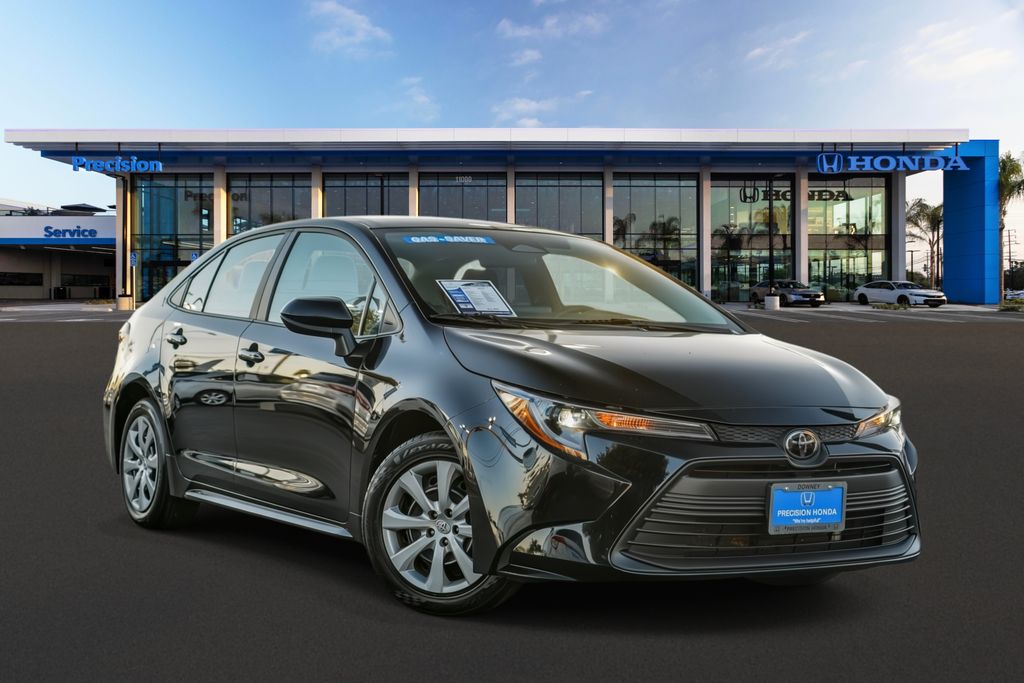 2023 Toyota Corolla LE's photo