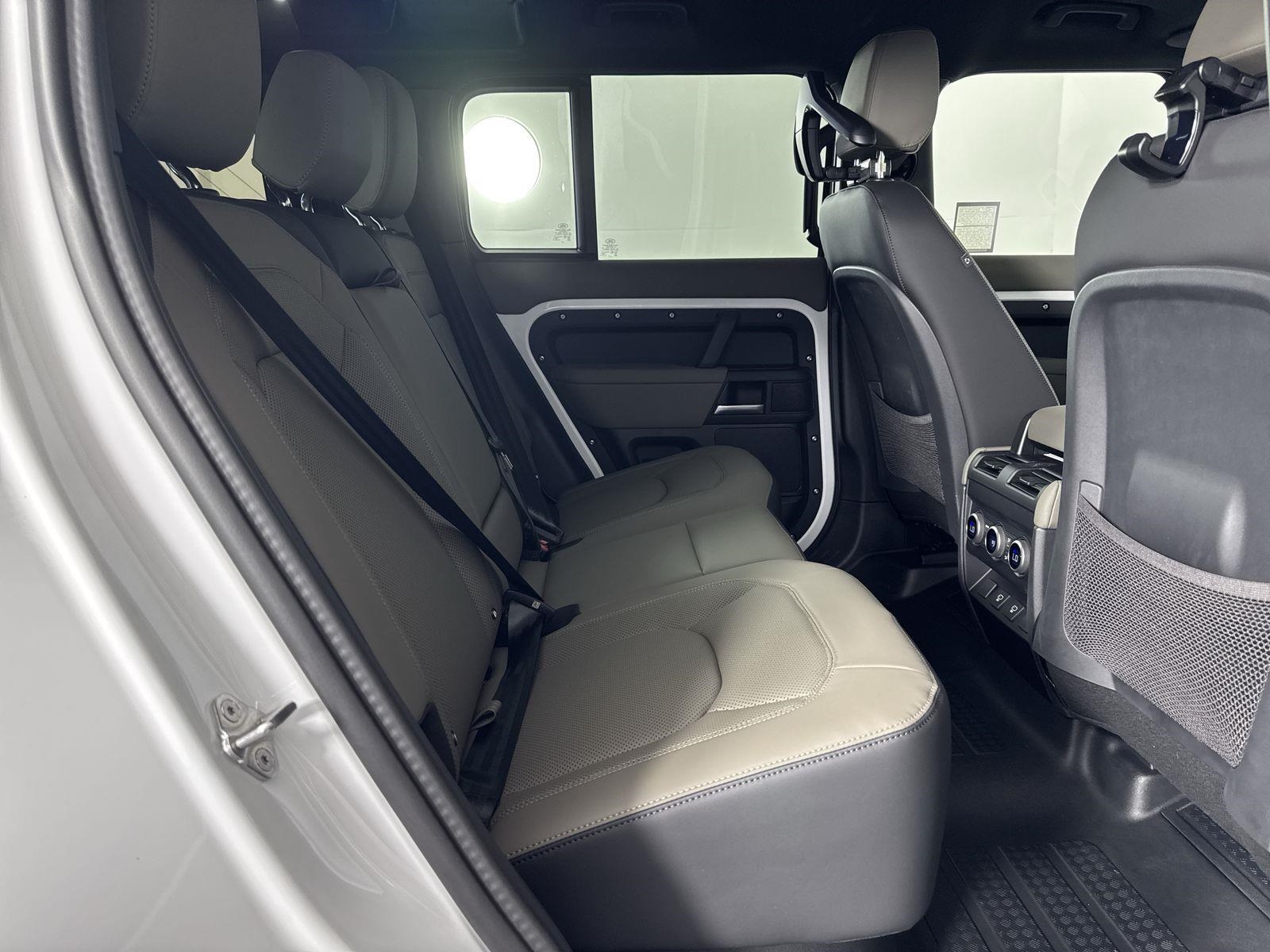 2025 Land Rover Defender 110 X-Dynamic SE photo 28