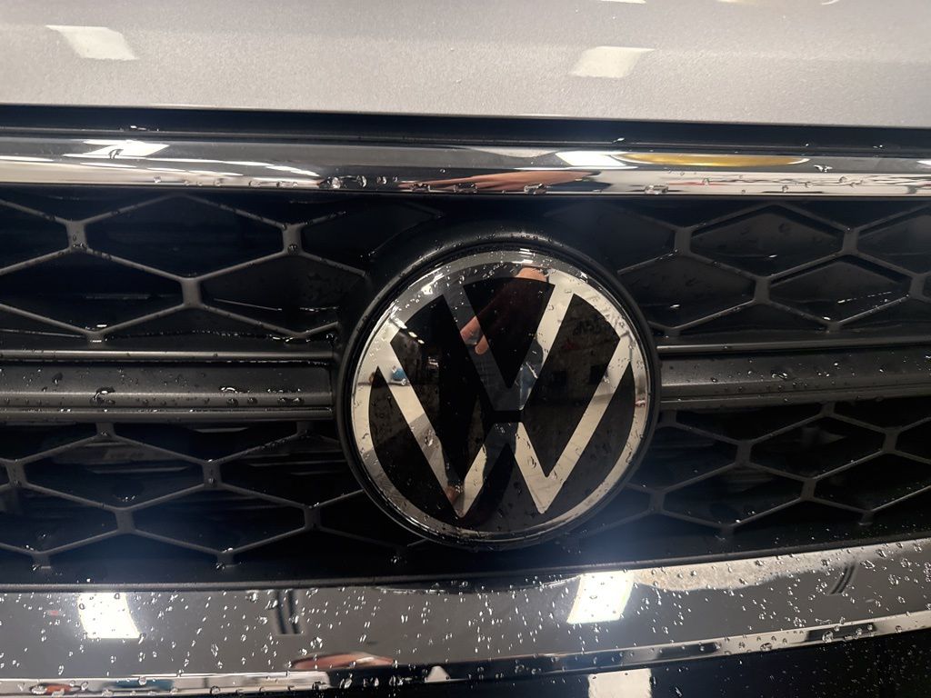 2023 Volkswagen Taos SE photo 3