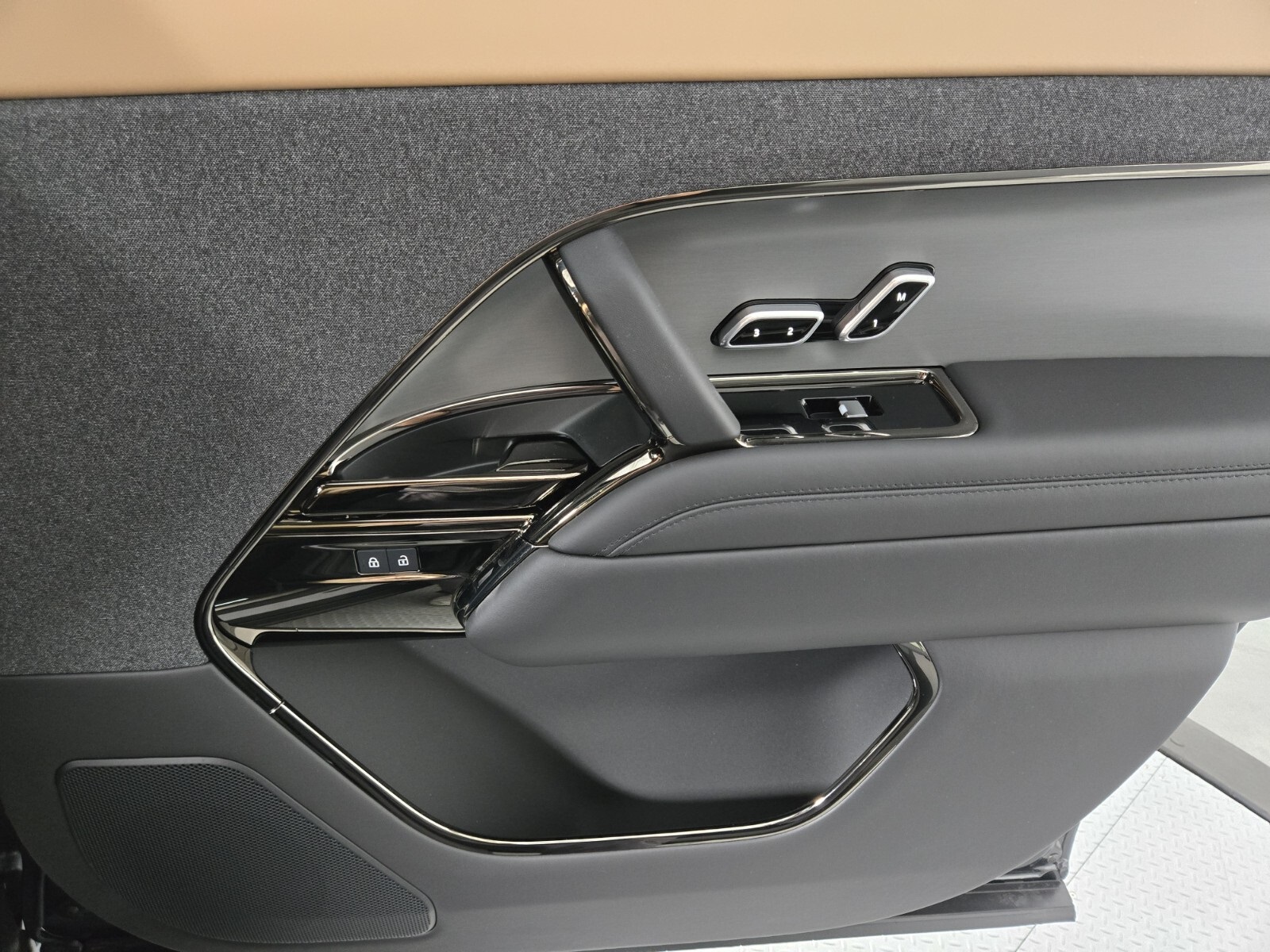 2025 Land Rover Range Rover Sport SE photo 15