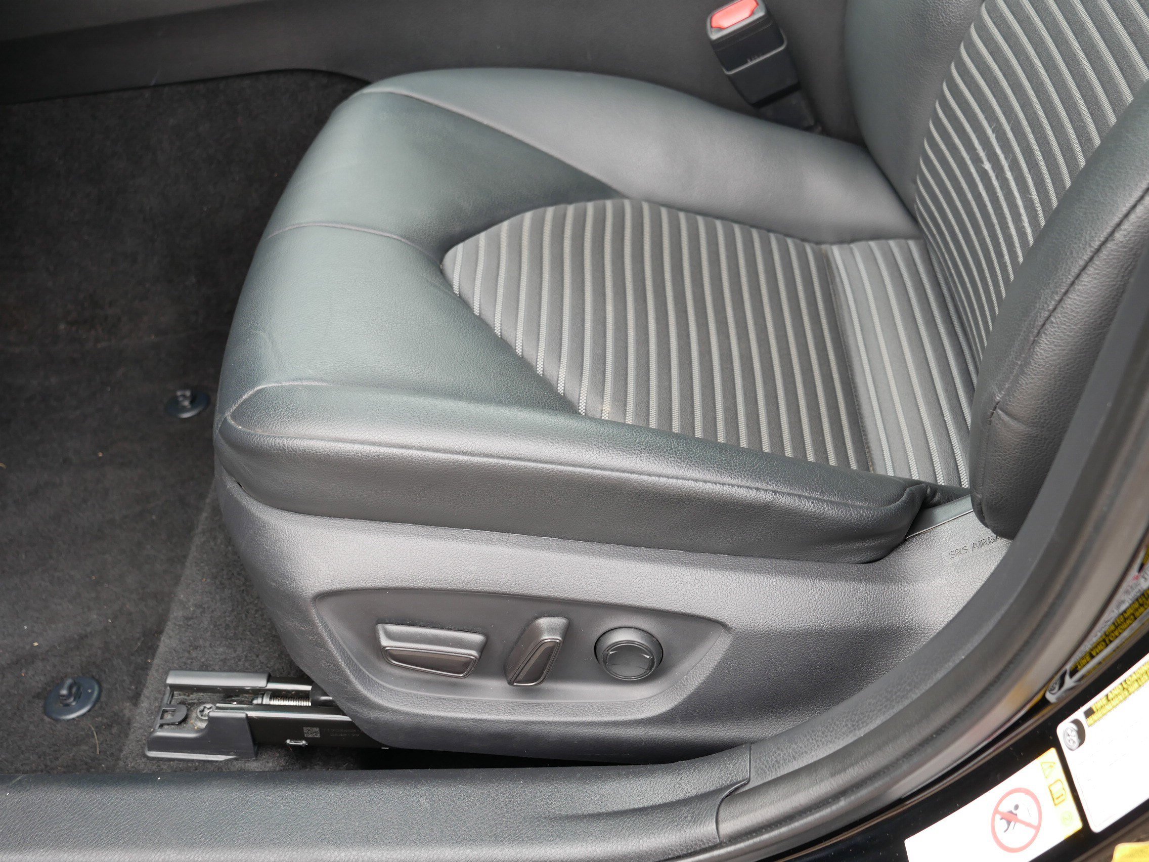 2019 Toyota Camry SE photo 19