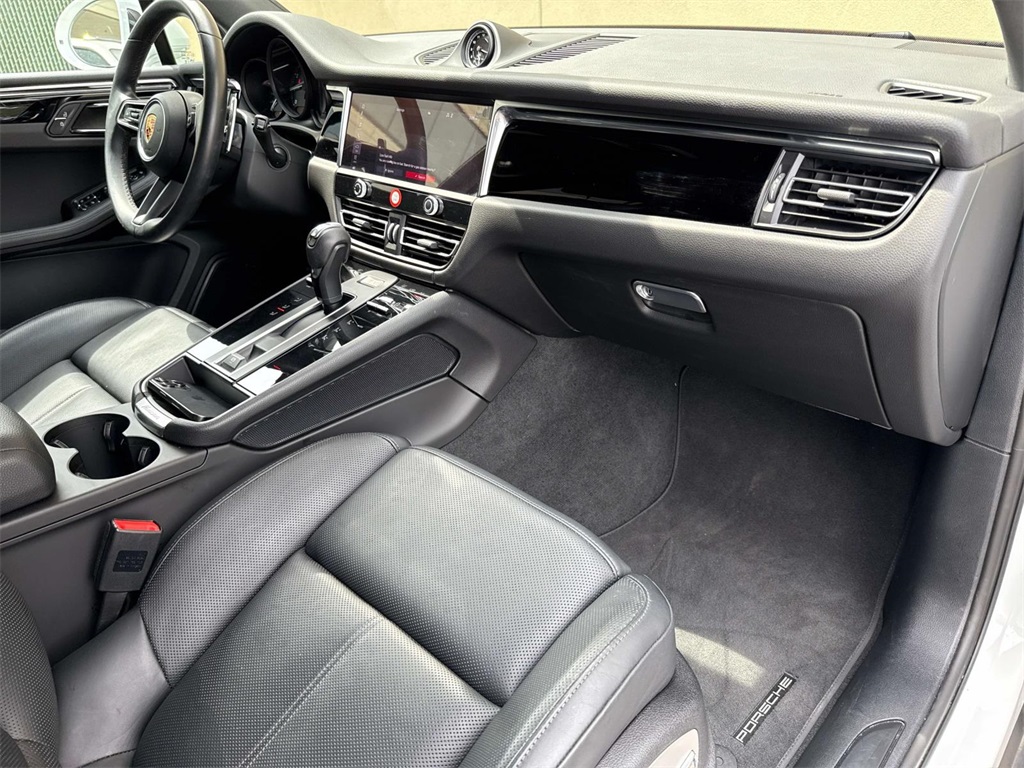 2024 Porsche Macan T photo 18