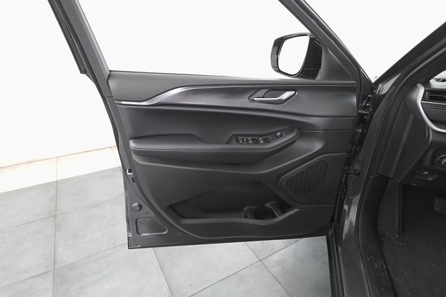 2025 Jeep Grand Cherokee Laredo Altitude photo 9