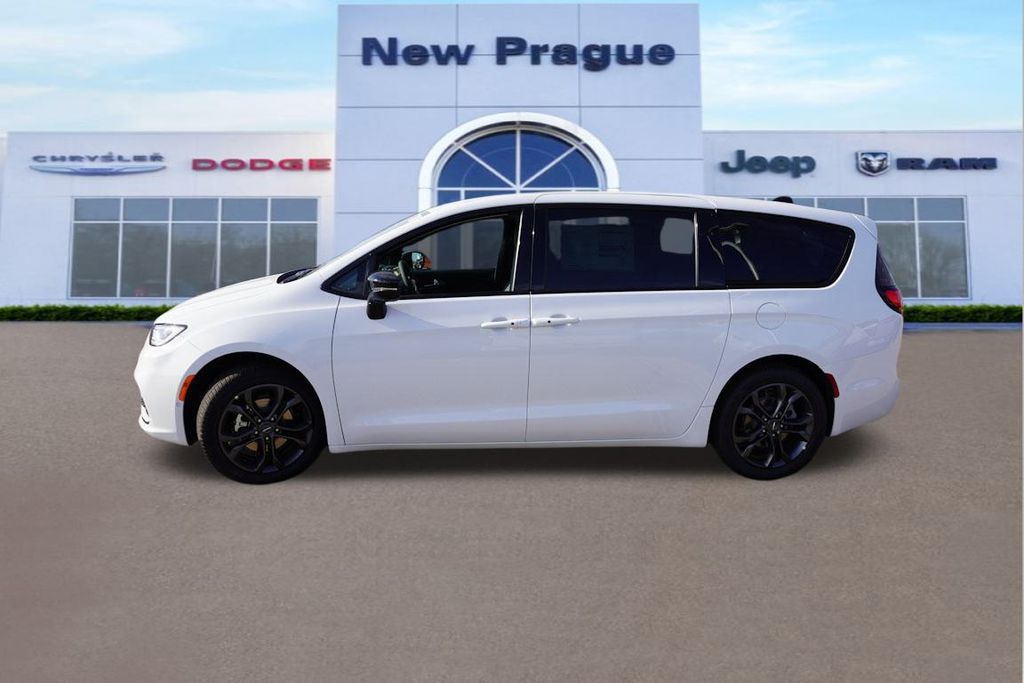 2026 Chrysler Pacifica photo 4