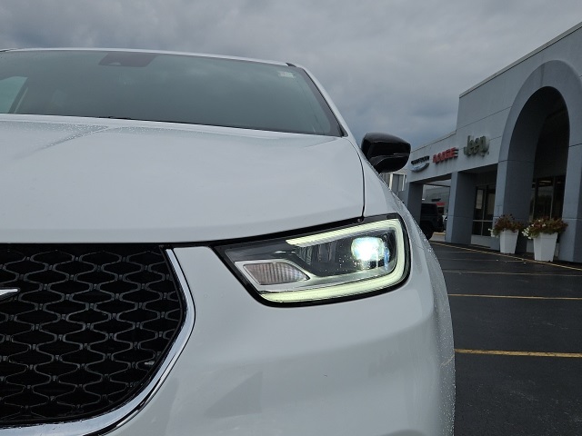 2026 Chrysler Pacifica photo 2