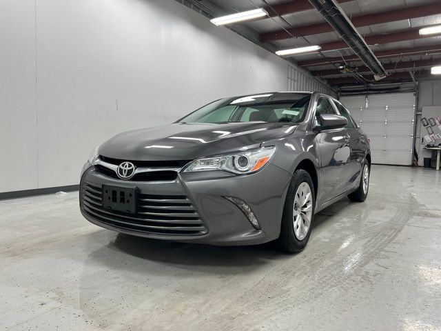 2015 Toyota Camry LE's photo