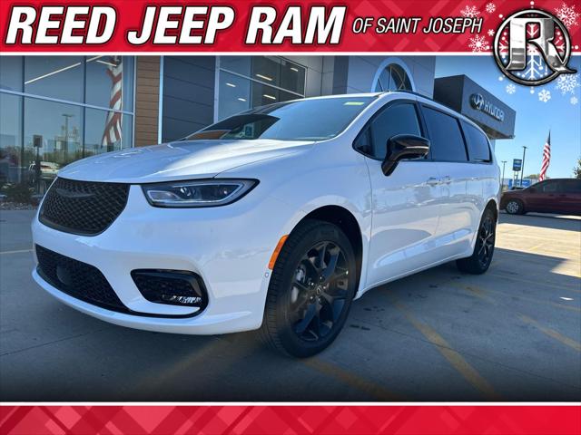 2026 Chrysler Pacifica Limited's photo