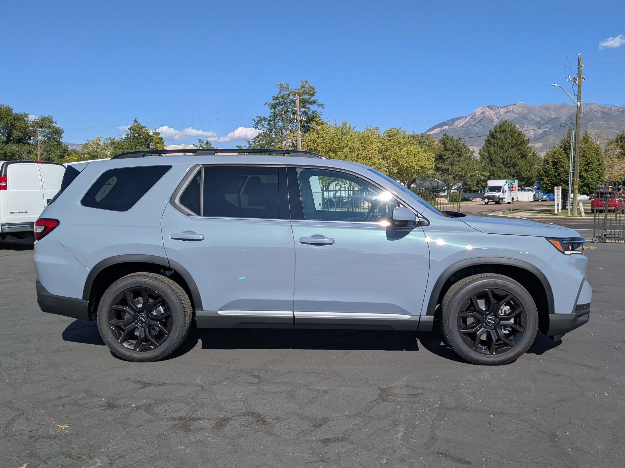 2025 Honda Pilot Touring photo 2