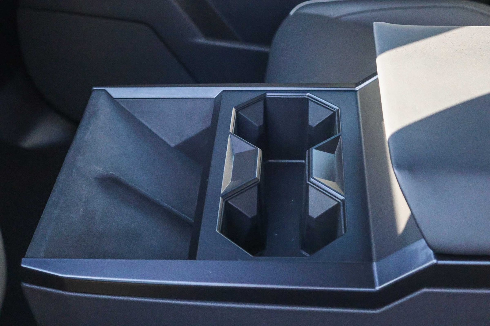 2025 Tesla Cybertruck photo 13