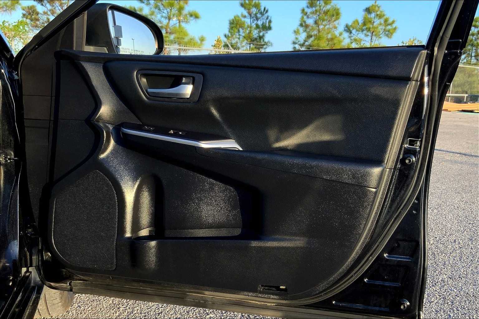 2015 Toyota Camry SE photo 21
