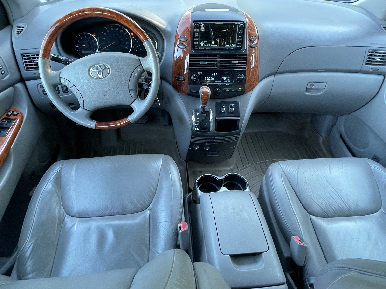 2008 Toyota Sienna XLE photo 2