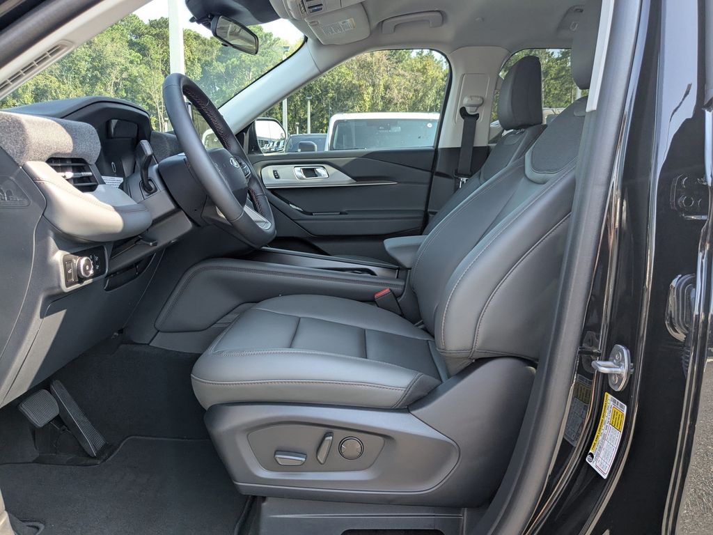 2025 Ford Explorer photo 13